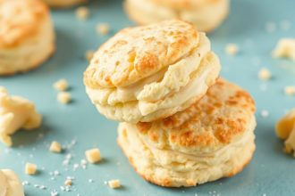 بسكويت منفوخ وطري على طبق، يلمح إلى أسرار قوامه الهش والنعومة