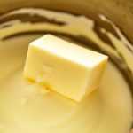 أداة خفق خشبية تقلب القشدة لتحويلها إلى زبدة تقليدية