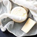 قماش الجبن بأحجام مختلفة ووعاء يوضح سهولة التصفية