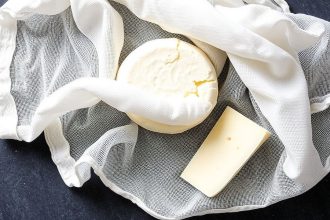 قماش الجبن بأحجام مختلفة ووعاء يوضح سهولة التصفية