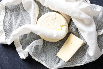 قماش الجبن بأحجام مختلفة ووعاء يوضح سهولة التصفية