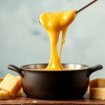قدر فوندو جبن ذائب ذهبي وخبز يُغمس، لمسة منزلية