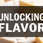 قطعة جبن منزلية اللون باهت على لوح خشبي مع أعشاب وتوابل مبعثرة