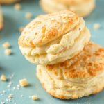 بسكويت منفوخ وطري على طبق، يلمح إلى أسرار قوامه الهش والنعومة