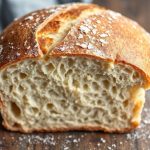 يدان تشكلان عجينة خبز ساوردو لقرص ذهبي مقرمش