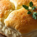 رولز باركر هاوس منزلي ناعم وهش، على طبق مع زبدة