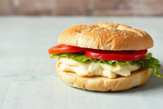 خبز ساندويتش هش وطري، شرائح متراصة على لوح تقطيع خشبي