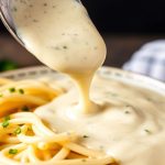 صحن باستا مغطّى بصلصة ألفريدو كريمية منزلية مع رشة بقدونس