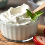 خطوات تحويل زبادي عادي إلى زبادي يوناني كريمي في المنزل