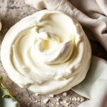 وعاء كريمي من القشدة الحامضة المنزلية مع ملاعق ومكونات بسيطة