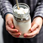 كوب كيفر مثلج كريمي مع توت وزخرفة، دليل صنع منزلي منعش وممتع