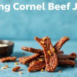 شرائح لحم بقري مجفف (جركي) مملّح ومتبّل على لوح خشبي مع أعشاب