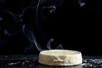 جبنة كريمية مدخنة ناعمة على لوح تقديم مع زعتر وشرائح خبز