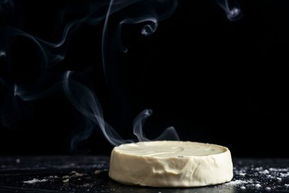 جبنة كريمية مدخنة ناعمة على لوح تقديم مع زعتر وشرائح خبز