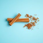 أعواد قرفة وطاحونة ومبشرة توضح تقنيات طحن القرفة لإبراز النكهة