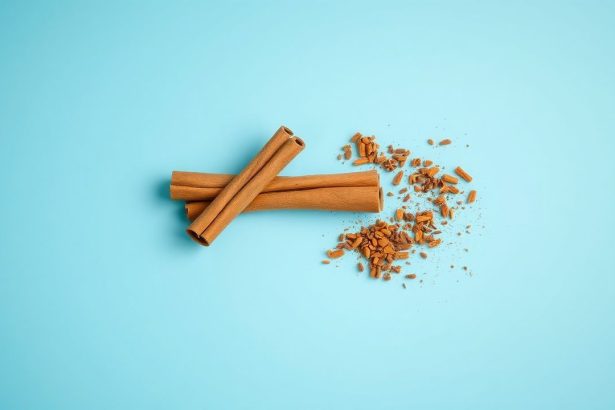 أعواد قرفة وطاحونة ومبشرة توضح تقنيات طحن القرفة لإبراز النكهة