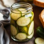 شرائح مخلل خبز وزبدة مقرمشة وحلوة على طبق زجاجي