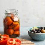 طبق ملون يجمع نكهات طازجة ومحفوظة بانسجام