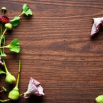 خضروات برية ملونة على لوح خشبي تدل على فوائدها الغذائية