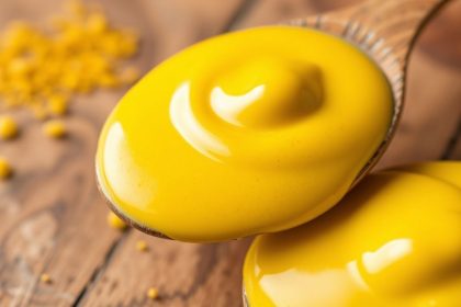 بذور خردل أثرية وجرة خردل حديثة على طاولة خشبية