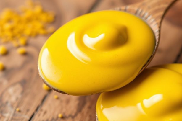 بذور خردل أثرية وجرة خردل حديثة على طاولة خشبية