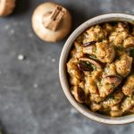 دوكسيل الفطر الكريمي مع أعشاب مفرومة وزبدة على لوح خشبي