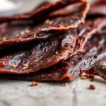 لحم مجفف منزلي على رف مع توابل، وجبة خفيفة عالية البروتين