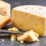 قطعة جبن مدخن مطاطية الملمس مع أدوات وتلميحات لتحسين القوام