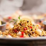 أطباق توابل ملونة مع جمبري وذرة لخلطة تتبيلة غلي المأكولات البحرية