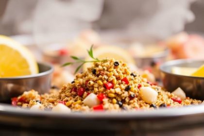 أطباق توابل ملونة مع جمبري وذرة لخلطة تتبيلة غلي المأكولات البحرية