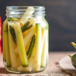 مرطبانات زجاجية تحتوي خضروات محفوظة توضح الفرق بين التخمير والتخليل.