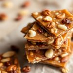قطع حلوى المكسرات المقرمشة اللامعة محضرة منزليًا خطوة بخطوة