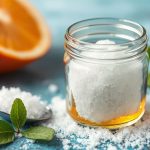 أوعية سكر متنوعة بجانب مرجل مربى يغلي