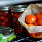 طماطم تُعلّب في فرن مع علامة خطر، وبدائل تعقيم آمنة بجانبها
