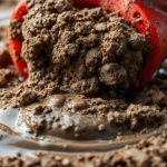 صورة مقربة لمزيج موحل (سلاَري) تُظهر قوامه وتركيبته العلمية