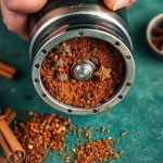 مطحنة توابل نظيفة ولامعة على منضدة مطبخ مع فرشاة تنظيف