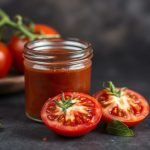 طماطم طازجة تتحول إلى صلصة غنية في قدر منزلي