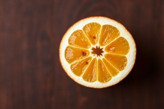 شرائح جلد فاكهة ناعمة وحريرية على ورق الخبز