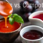 صحنان صغيران: كوليس ناعم وكمبوت فاكهة كثيف بألوان حمراء وصفراء