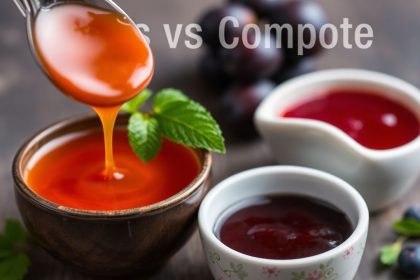 صحنان صغيران: كوليس ناعم وكمبوت فاكهة كثيف بألوان حمراء وصفراء