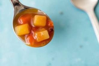 وعاء ريلش كثيف ومتماسك مع ملعقة، قوام أقل مائي