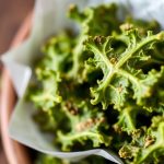 شرائح كرنب مجعد مقرمشة ومغذية في جهاز التجفيف