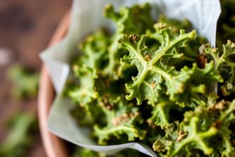 شرائح كرنب مجعد مقرمشة ومغذية في جهاز التجفيف