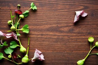 خضروات برية ملونة على لوح خشبي تدل على فوائدها الغذائية