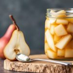 صحن ريليش الإجاص الحلو والحامض مع ملاعق وخبز محمص