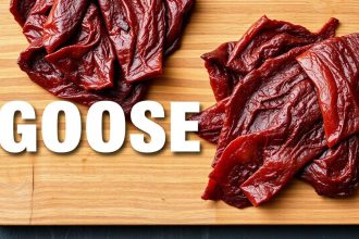 شرائح لحم أوزة مجففة منزلية متبلة على لوح تقطيع خشبي