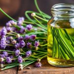 زجاجات خل أزهار الثوم المعمر محاطة بأزهار الثوم المقطوفة