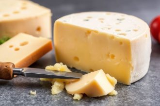 قطعة جبن مدخن مطاطية الملمس مع أدوات وتلميحات لتحسين القوام