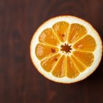 شرائح جلد فاكهة ناعمة وحريرية على ورق الخبز