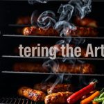 مدخنة كهربائية مع قطع لحم مدخن ودخان يتصاعد